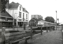 809729 Gezicht op de perronzijde van het N.S.-station Coevorden, met een diesel-electrisch treinstel DE 3 (plan U) van ...